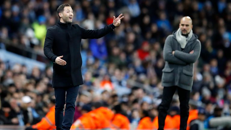 14. März 2019: Zwei Tage nach dem 0:7-Debakel im Rückspiel in Manchester wird Vizemeister-Trainer Domenico Tedesco gefeuert - die erste Amtshandlung von Heidels Nachfolger Jochen Schneider. Huub Stevens übernimmt.