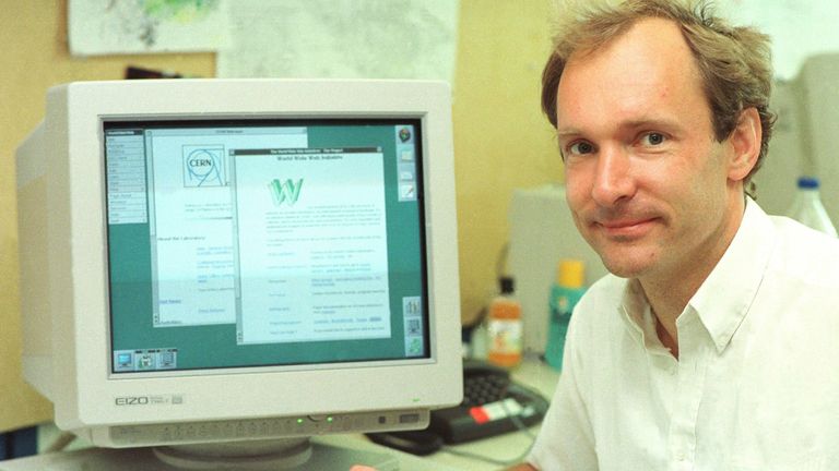 Am 30. April 1993 gibt der britische Wissenschaftler Tim Berners-Lee die Technologie für das WorldWideWeb kostenlos frei. Mit HTTP und HTML ensteht eine neue Ära der Kommunikation. Sky Sport zeigt, wie die Sportwelt im Jahr 1993 aussah.