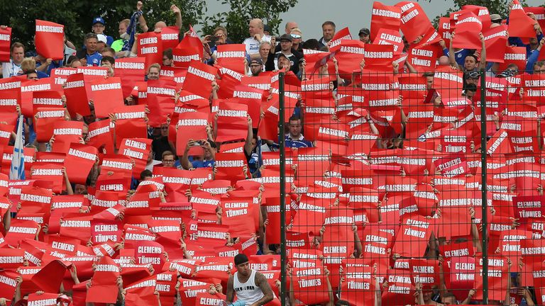 1. August 2019: Clemens Tönnies spricht beim Tag des Handwerks in Paderborn von Afrikanern, die aufhören sollen, "wenn's dunkel ist, Kinder zu produzieren". Der Aufschrei ist gewaltig, der Aufsichtsratschef lässt sein Amt drei Monate ruhen.