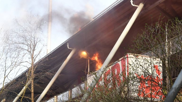 Ein Kiosk am Stadion von Union Berlin fängt Feuer.
