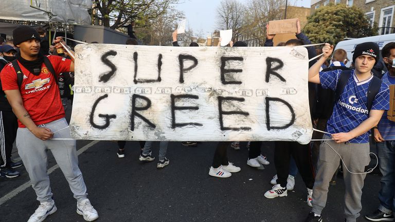 Die Fans von Manchester United bekunden ihren Unmut über die Pläner der Super League.