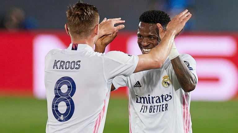 Vinicius Junior und Toni Kroos jubeln: Real Madrid schlägt Liverpool im Viertelfinal-Hinspiel der Champions League. 