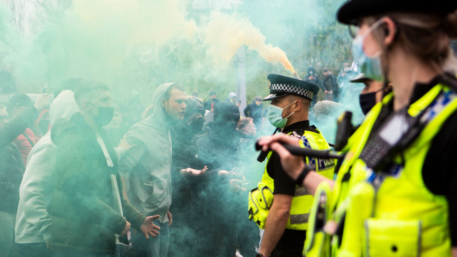 Manchester United News: Zwei verletzte Polizisten bei Fan ...