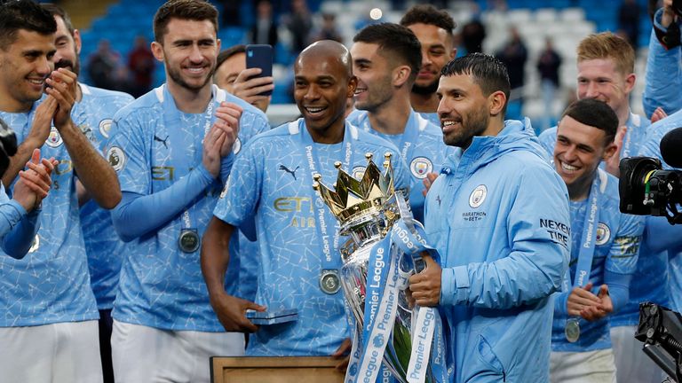 Premier League (England): Manchester City feiert den dritten Titelgewinn in den vergangenen vier Jahren. Für Vereins-Ikone Sergio Aguero (im Bild mit Pokal) ist es die letzte Meisterschaft mit City.