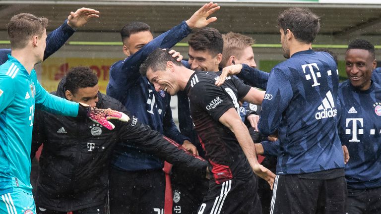 Robert Lewandowski macht gegen Freiburg sein 40. Saisontor. Die Bayern-Stars feiern den Weltfußballer mit einem Spalier.