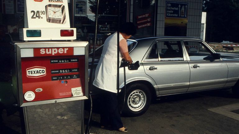 Der Benzinpreis in Deutschland 1980 lag bei etwa 1,15 Mark. Das sind umgerechnet etwa 63 Cent.