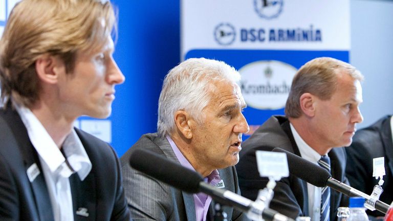 DSC Arminia Bielefeld (2008/09): Jörg Berger (m.), 2:2-Unentschieden gegen Hannover 96, Endplatzierung: 18.