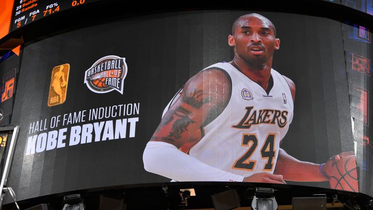 NBA-Legende Kobe Bryant ist 16 Monate nach seinem Tod posthum in die Naismith Memorial Basketball Hall of Fame aufgenommen worden.