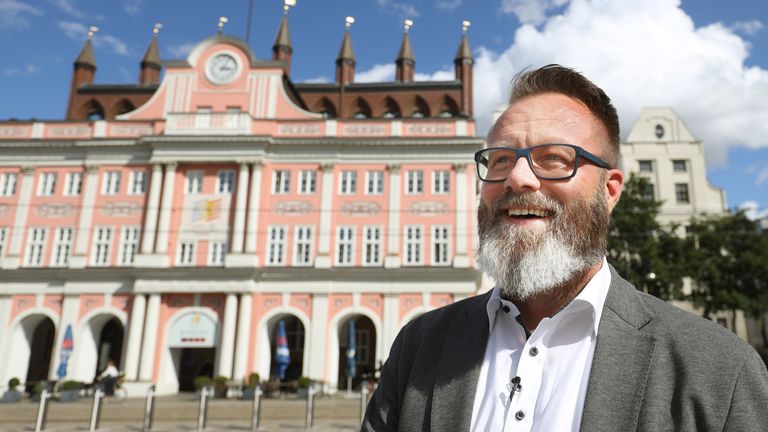 Rostocks Oberbürgermeister Claus Ruhe Madsen trifft erste ''Vorkehrungen'' für eine mögliche Aufstiegsfeier von Hansa.