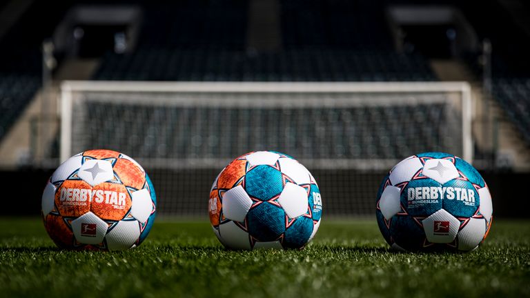Der offizielle Spielball für die Saison 2021/22 fällt durch Akzente in blau und orange auf. (Foto: Derbystar)