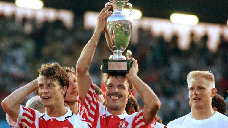 1992: Deutschland verliert erneut ein Finale, dieses Mal gegen den Underdog Dänemark. Die waren eigentlich gar nicht qualifiziert, rückten verspätet ins Turnier nach, da Jugoslawien suspendiert wurde. Die Skandinavier hatten nur acht Tage Vorbereitung auf das große Turnier und räumten dennoch den Pokal ab.
