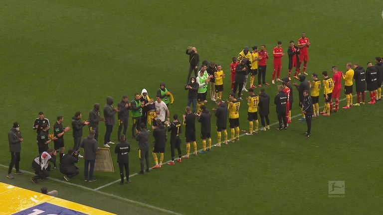 Borussia Dortmund und Bayer Leverkusen stehen Spalier für Manuel Gräfe. 