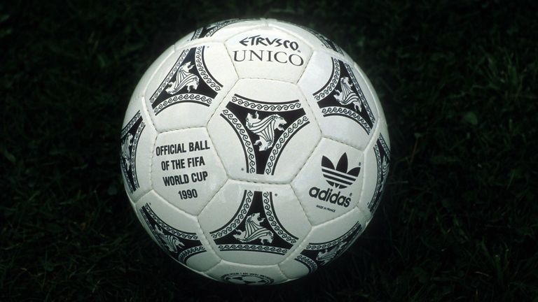 1992: Etrusco Unico. Der Name schließt auf das antike Volk der Etrusker aus Italien. Dort fand die WM 1990 statt, wo der Ball bereits zum Einsatz kam. Auch bei den Olympischen Spielen 1992 kickten die Athleten mit diesem Spielgerät.
