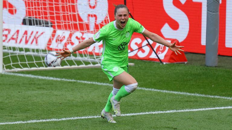 Ewa Pajor erzielt den Siegtreffer für Wolfsburg.