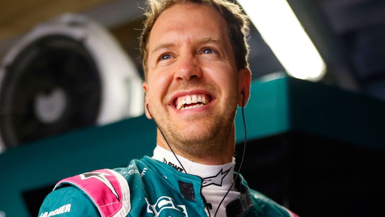 Sebastian Vettel freut sich auf Frauen-Power im Aston-Martin-Team. 