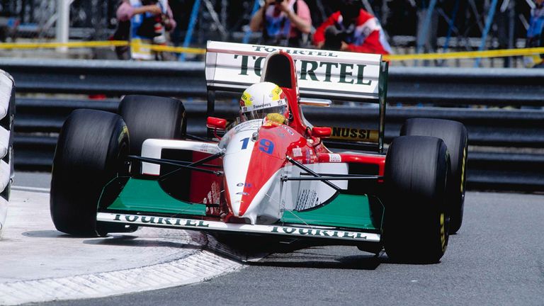 1994 geht der Rennstall Larrousse zumindest vorübergehend im Hinblick auf die Farbe neue Wege. Anstatt im üblichen Grün ist das französische Team unter anderem in Monaco mit einer weiß-roten Lackierung unterwegs. 