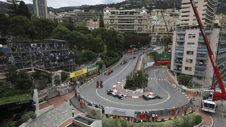 Rechts ist das Grand Hotel Hairpin zu sehen, nach dem die berühmte Passage auf der Strecke in Monaco benannt ist. 