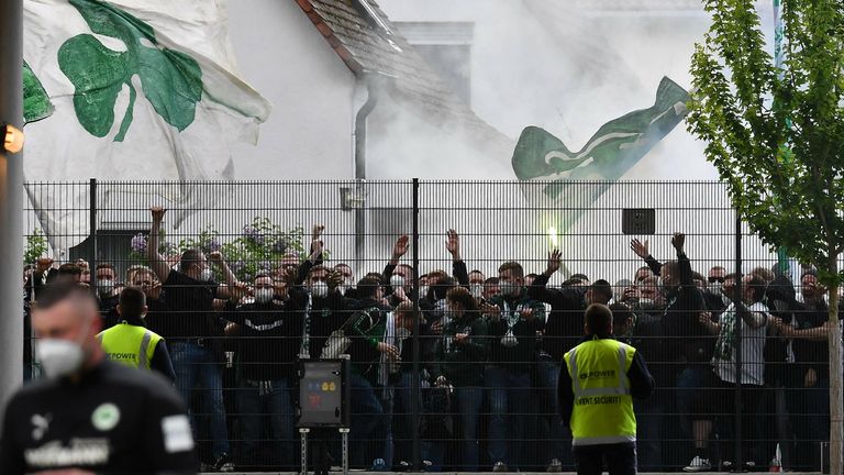 Die Fürther Fans flippen vor dem Stadion aus.