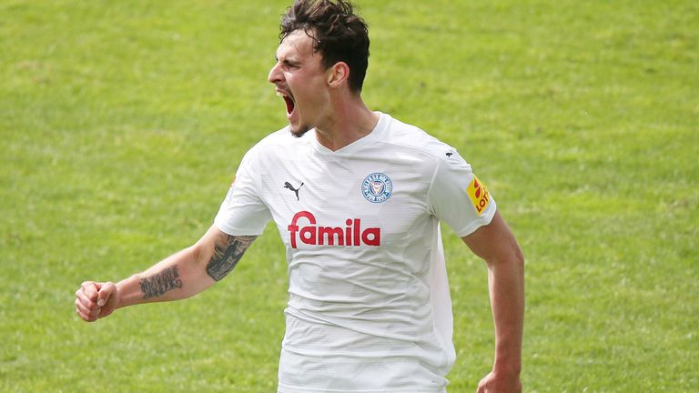 Janni Serras Wechsel zu Arminia Bielefeld ist nach Sky Infos fix.