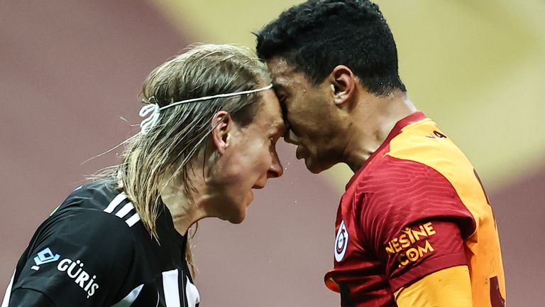 Besiktas (l.) und Galatasaray (r.) liegen vor dem letzten Spieltag gleichauf an der Tabellenspitze.