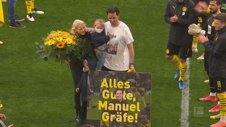''Alles Gute, Manuel Gräfe!'' steht auf dem Bild, das Dortmunds Sportdirektor Michael Zorc ihm überreicht. 