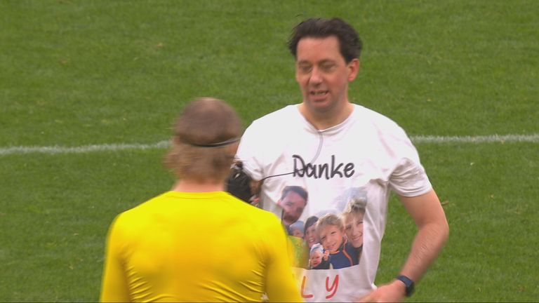 Manuel Gräfe tauscht sein Trikot mit Dortmunds Erling Haaland. 