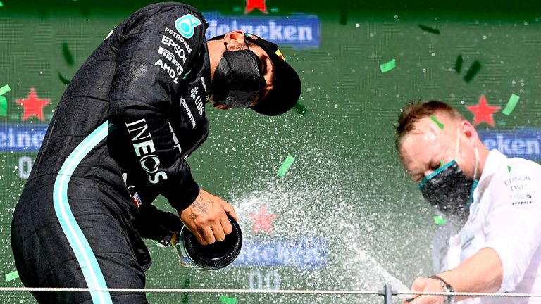 Lewis Hamilton feiert den zweiten Sieg im dritten Saisonrennen.