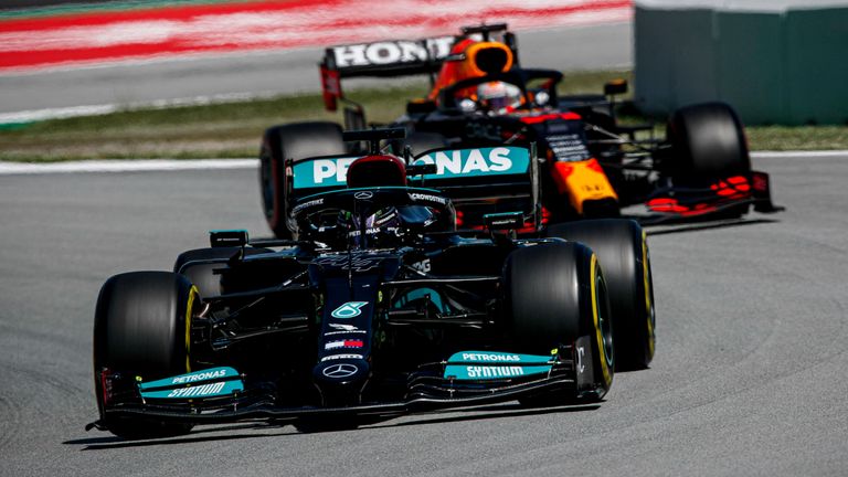 Lewis Hamilton sichert sich hauchzart vor Max Verstappen die Pole Position in Barcelona. 