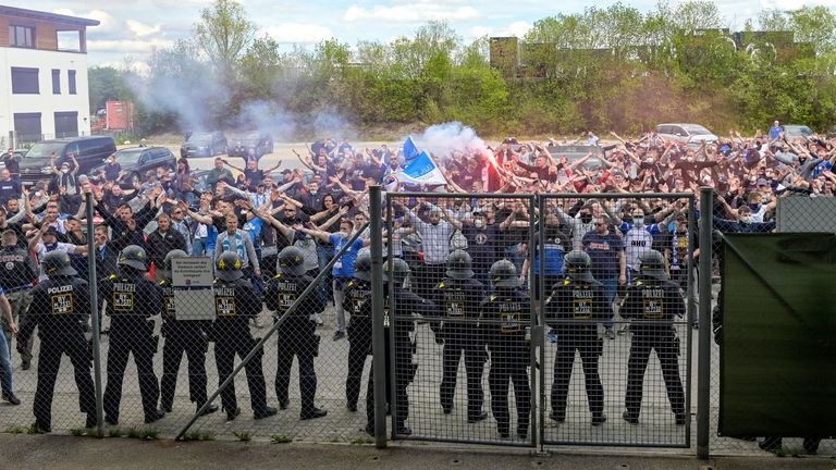 Die Fans von Hansa Rostock haben einen Großeinsatz der Polizei ausgelöst.