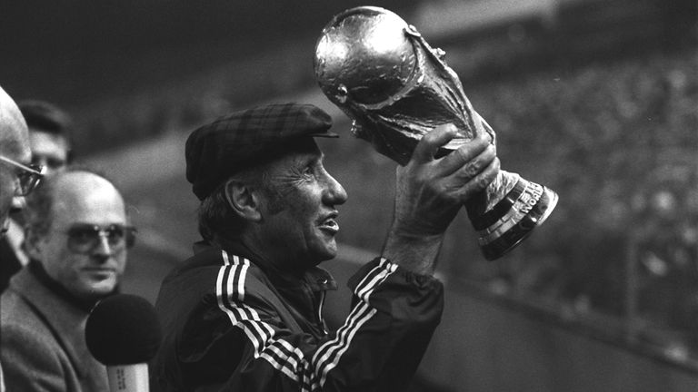 Helmut Schön: 1964-1978, feierte mit der DFB-Elf große Turniersiege (EM 1972 sowie die darauffolgende WM 1974)