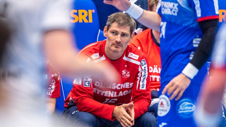 Der 46 Jahre alte Henning Fritz sitzt bei der SG Flensburg-Handewitt auf der Bank. Zum Einsatz kam der Ex-Weltmeister aber nicht.