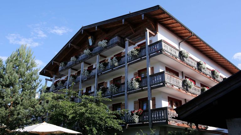 FC Bayern München: Der Rekordmeister wird im Achental Resort (4 Sterne) in Grassau am Chiemsee residieren. Auch Zweitligist Greuther Fürth wollte sich dort einquartieren, die Entscheidung des Hotels fiel aber zugunsten des FC Bayern aus.