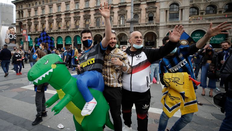 Party auf dem Mailänder Domplatz: Inter-Fans feiern die Meisterschaft