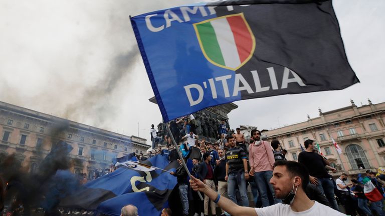 Party auf dem Mailänder Domplatz: Inter-Fans feiern die Meisterschaft