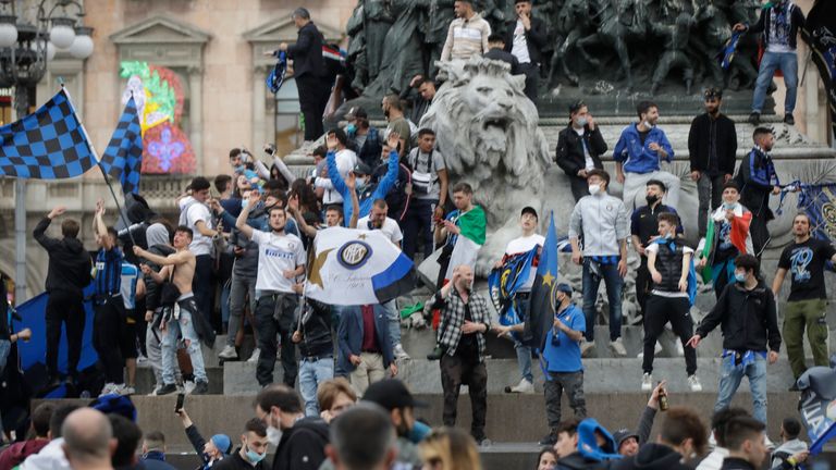 Party auf dem Mailänder Domplatz: Inter-Fans feiern die Meisterschaft