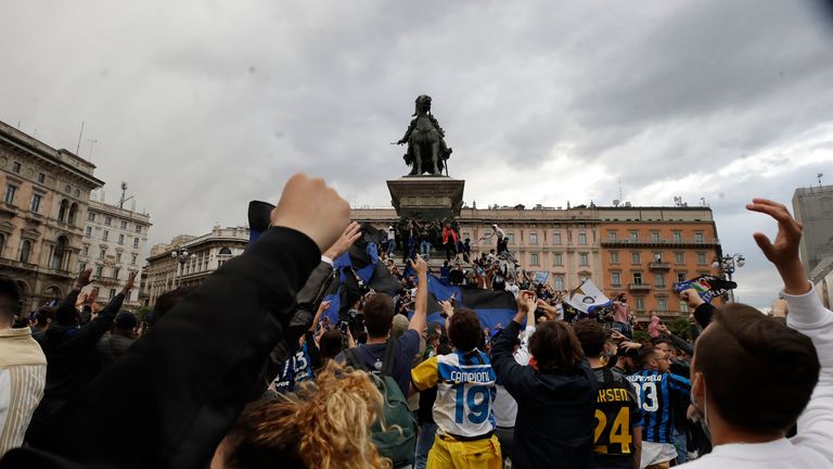 Party auf dem Mailänder Domplatz: Inter-Fans feiern die Meisterschaft