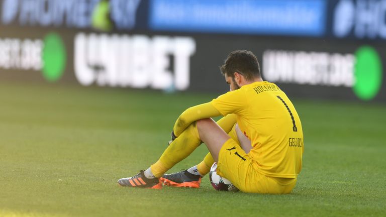 Ein niedergeschlagener Holstein-Schlussmann Ioannis Gelios trauert nach dem verpassten Aufstieg.  