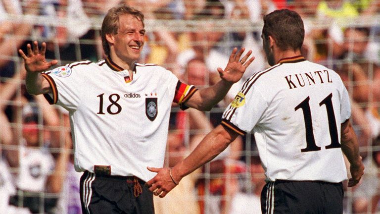 Platz 13 (geteilt): Jürgen Klinsmann (li., Deutschland) - 5 Tore bei 13 Einsätzen (3 EM-Teilnahmen)