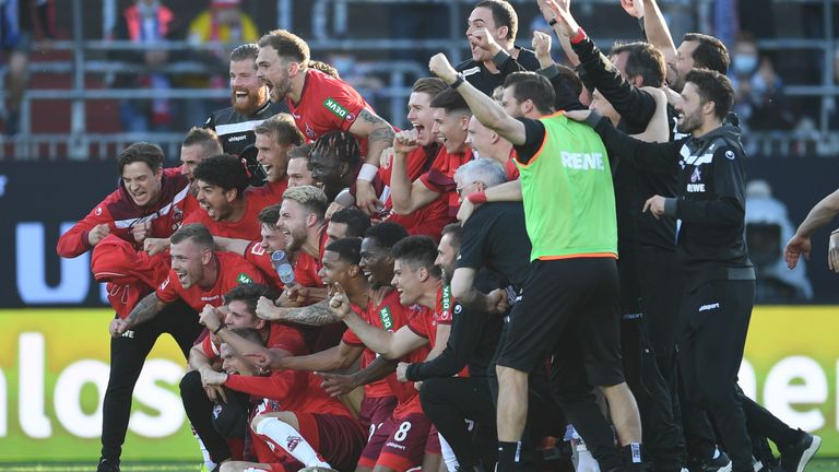 Die Kölner Mannschaft beim ausgelassenen Siegerbild.