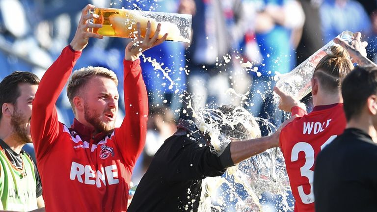 FC-Coach Friedhelm Funkel muss sich nach Abpfiff diverse Bierduschen gefallen lassen.