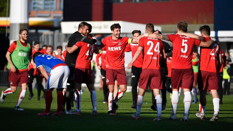 Der 1. FC Köln bejubelt den hart erkämpften Klassenerhalt.