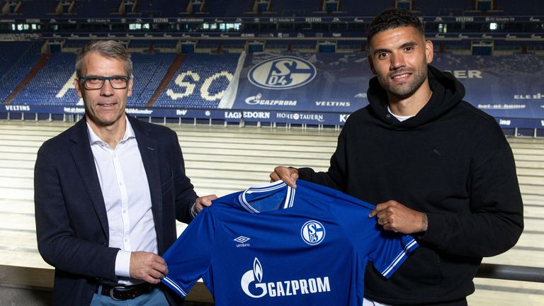 Peter Knäbel treibt die Schalker Saisonplanung voran. Hier mit Neuzugang Victor Palsson.