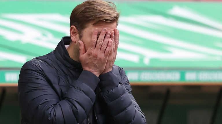 Werder-Trainer Florian Kohfeldt mag schon gar nicht mehr hinsehen.