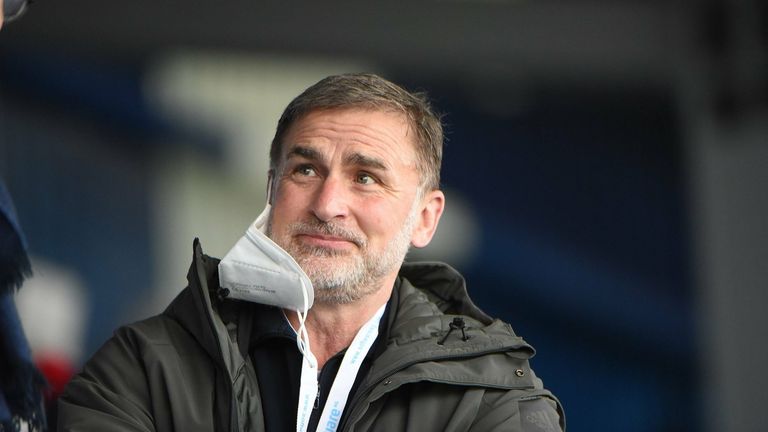 Stefan Kuntz zeigte unter anderem die Outfits.