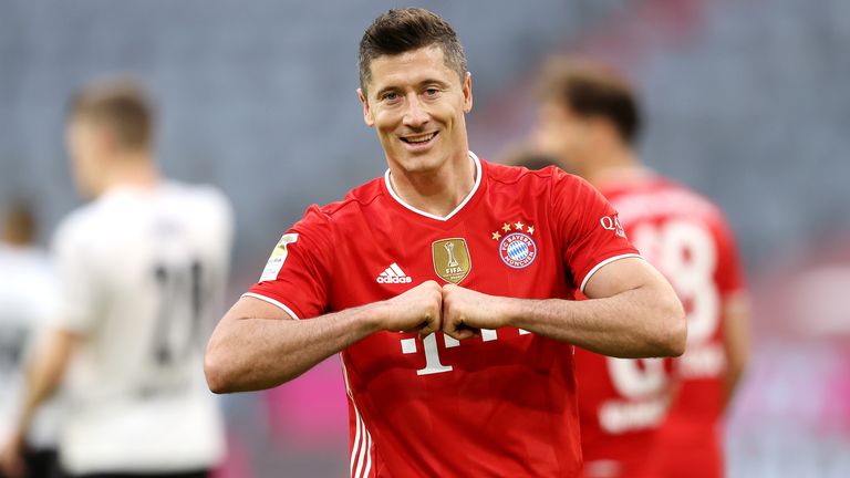 Robert Lewandowski jubelt gegen Borussia Mönchengladbach.