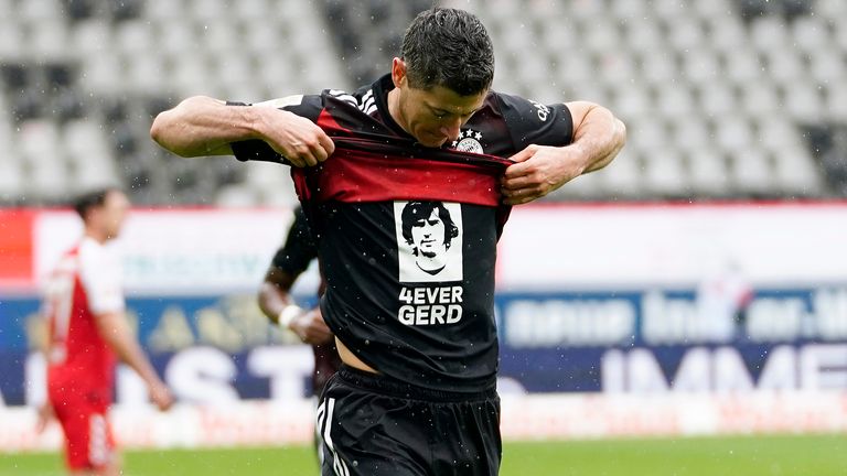 Nach seinem Rekordtreffer präsentiert Lewandowski ein schwarzes T-Shirt mit dem Konterfei Müllers und der weißen Aufschrift ''4EVER GERD'' unter seinem Trikot. Eine tolle Geste.