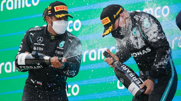 Lewis Hamilton (l.) und Mercedes feiern ein erfolgreiches Wochenende in Barcelona. 