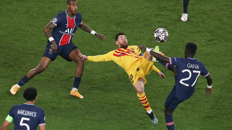 Paris Saint Germain soll Messi einen Zweijahresvertrag mit Option auf eine zusätzliche Spielzeit vorgelegt haben, sagt der brasilianische Journalist Marcelo Bechler. PSG dementierte das aber auf Sky Nachfrage.
