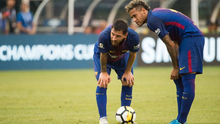 In Paris fühle er sich wohl, wisse aber noch nicht, was im nächsten Sommer passiert. Neymar könnte dann zu seinem Freund Lionel Messi nach Barcelona wechseln – und das ablösefrei. Die beiden sind in stetigem Kontakt. 