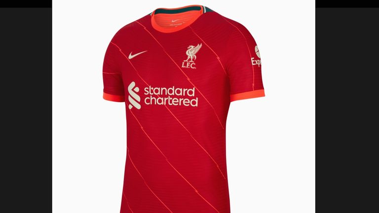 So sieht das neue Heimtrikot des FC Liverpool aus. Es ist im traditionellen Rot gehalten und hat mehrere Diagonalstreifen. (Quelle: footyheadlines.com)